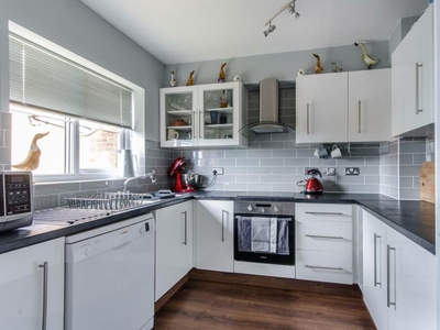 2 bedroom flat for rent in Hawarden Hill, Gladstone Park, London, NW2