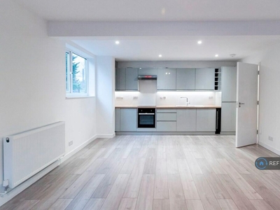2 bedroom flat for rent in Malhotra House, London, SW19
