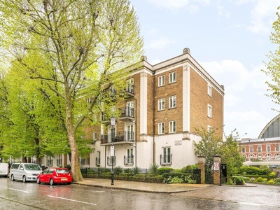 2 bedroom flat for rent in Oakford House, Olympia, London, W14