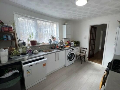 2 bedroom flat for rent in Richards Terrace Cardiff, CF24