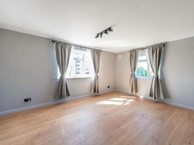2 bedroom flat for rent in Shoot Up Hill, Kilburn, London, NW2