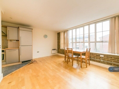 2 bedroom flat for rent in South City Court, London, SE15