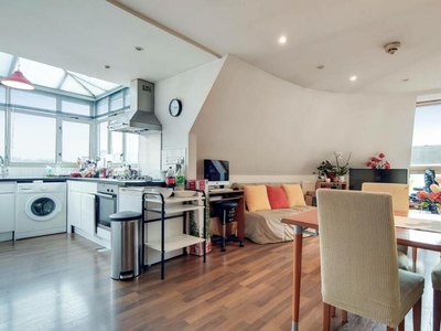 2 bedroom flat for rent in Westferry Road, Isle Of Dogs, London, E14