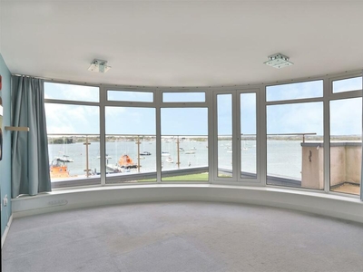 2 bedroom flat for sale in Lifeboat Quay, Poole, BH15