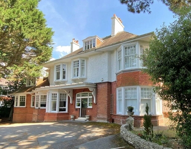 2 bedroom flat for sale in West Overcliff Drive, Bournemouth, BH4