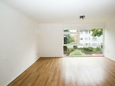 2 bedroom flat to rent Essex, IG8 0DL