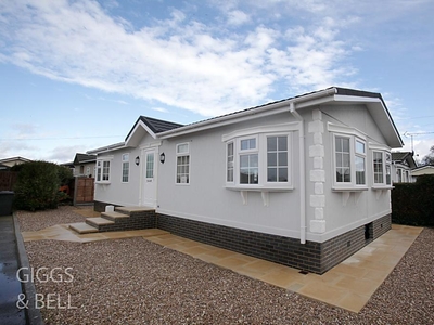 2 bedroom park home for sale in Woodside Home Park, Woodside, Luton, Bedfordshire, LU1