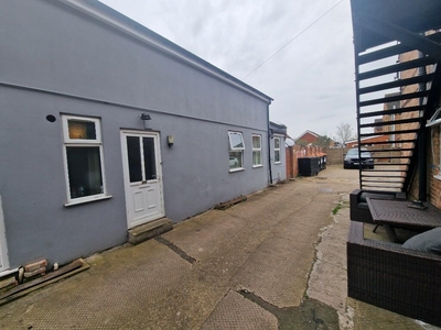 2 bedroom semi-detached house for sale in Hurst Grove, Bedford, Bedfordshire, MK40