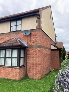 2 bedroom terraced house for sale in Poppyfields, Bedford, Bedfordshire, MK41