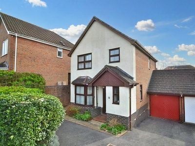 3 bedroom detached house for sale in Broadstone, BH18