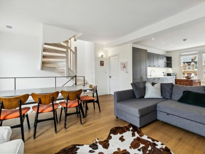 3 bedroom duplex for rent in Montrell Road, London, SW2