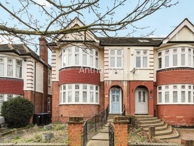 3 bedroom end of terrace house for sale in Firs Lane, Winchmore Hill, London N21