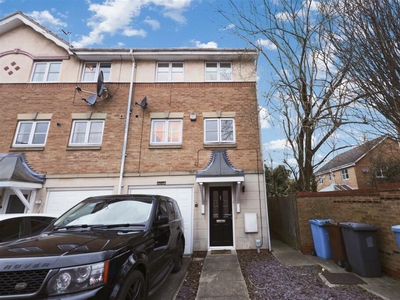 3 bedroom end of terrace house for sale in Philip Larkin Close, Hull, HU6