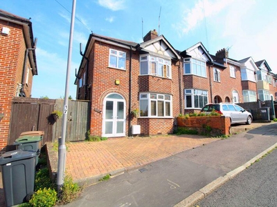 3 bedroom end of terrace house for sale in Strathmore Avenue, Luton, LU1