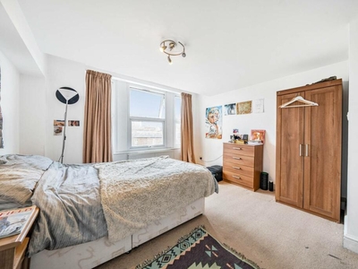 3 bedroom flat for rent in Haselrigge Road, SW4, Clapham High Street, London, SW4