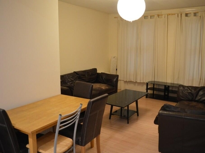 3 bedroom flat for rent in Walworth Road, London, SE17