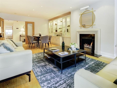 3 bedroom flat for sale in Mountview Close, NW11
