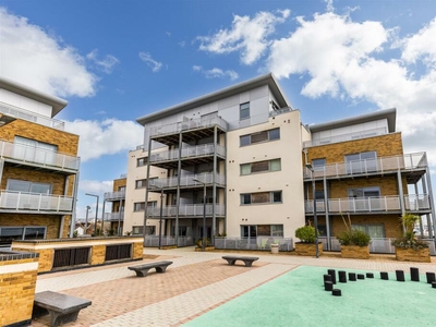 3 bedroom penthouse for sale in Stone Close, Poole, BH15