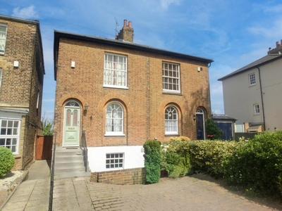3 bedroom semi-detached house for rent in South Hill Road, Gravesend, Kent, DA12 1LA, DA12