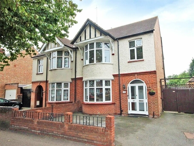 3 bedroom semi-detached house for sale in Goldington Road, Bedford, Bedfordshire, MK40