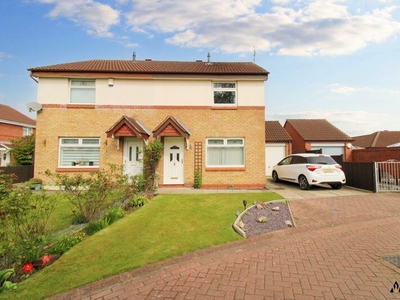 3 bedroom semi-detached house for sale in Warwickshire Close, Hull, HU5