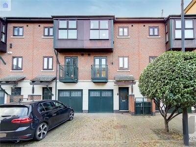 3 bedroom terraced house for rent in Fairfax Mews, Royal Docks, London, E16