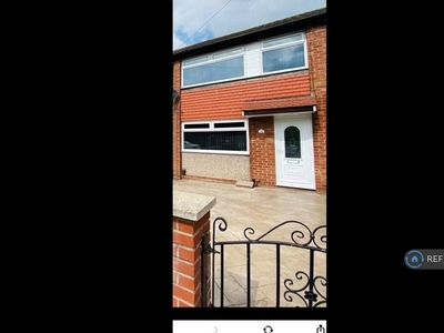 3 bedroom terraced house for rent in Olwen Crescent, Stockport, SK5