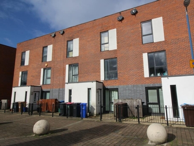 3 bedroom town house for rent in Taylorson Street, Salford, Lancashire, M5