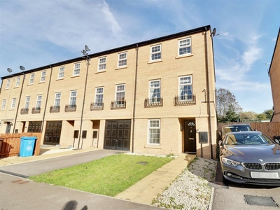 3 bedroom town house for sale in Boothferry Park Halt, Hull, HU4