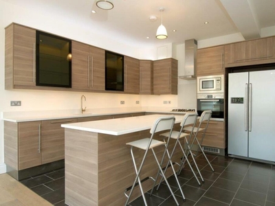 4 bedroom apartment for rent in Villiers Road, Willesden, NW2