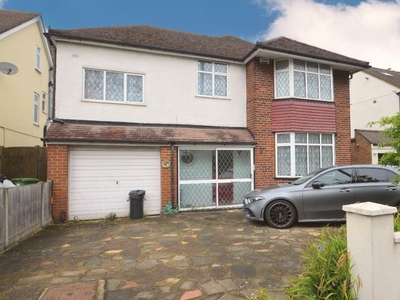 4 bedroom detached house for rent in Swakeleys Road, Ickenham, UB10