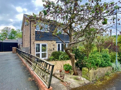 4 bedroom detached house for sale in Peace Hall Drive, Fenay Bridge, Huddersfield, HD8