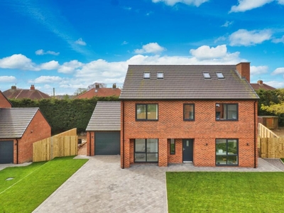 4 bedroom detached house for sale in Rawdon View Crescent, Farsley, Pudsey, Leeds, LS28
