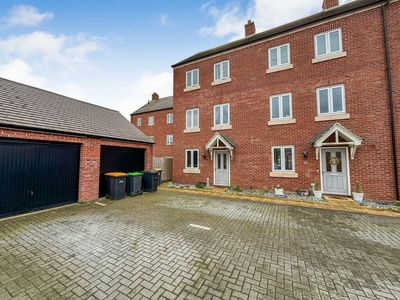 4 bedroom end of terrace house for sale in Alnwick Way, Great Denham, Bedford, MK40