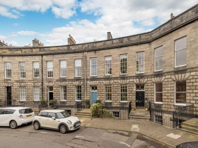 4 bedroom flat for rent in Claremont Crescent, New Town, Edinburgh, EH7