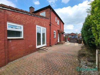 4 bedroom semi-detached house for rent in Barton Road, Swinton, Manchester, M27