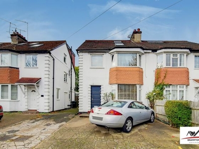 4 bedroom semi-detached house for sale London, NW7 1ND