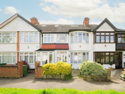 4 bedroom terraced house for sale in Ainslie Wood Crescent, Chingford, E4