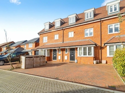 4 bedroom terraced house for sale in Lacewing Drive, Biddenham, Bedford, MK40