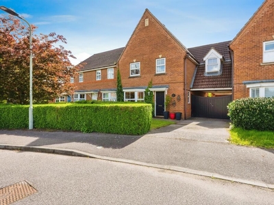 4 bedroom terraced house for sale in Sandleford Drive, Elstow, Bedford, MK42