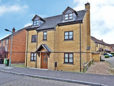 5 bedroom detached house for sale in Gainsborough Close, Grange Farm, MK8