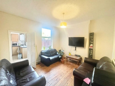 5 bedroom semi-detached house for rent in **£127pppw Excluding Bills** Midland Avenue, Lenton, NG7 2FD - UON, NG7