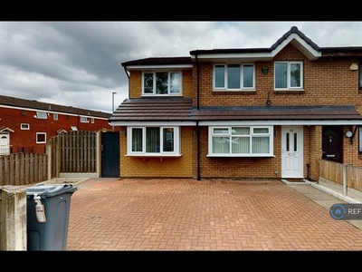 5 bedroom semi-detached house for rent in Addison Close, Manchester, M13