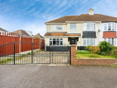 5 bedroom semi-detached house for sale in Gloucester Road, Bedford, Bedfordshire, MK42