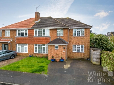 5 bedroom semi-detached house for sale in Rochester Avenue, Woodley, Reading, RG5 4NB, RG5