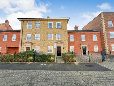 5 bedroom town house for sale in Greenkeepers Road, Great Denham, Bedford, MK40