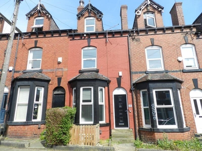 6 bedroom terraced house for sale in Hessle View, Leeds, LS6