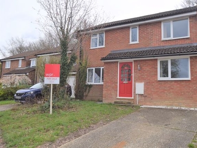 Detached house to rent in Salisbury Close, Alton GU34