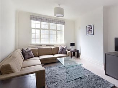 Duplex to rent in Park Road, St Johns Wood NW8