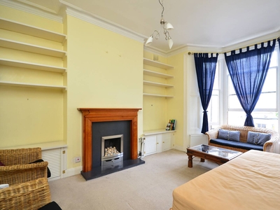Flat in Sulgrave Road, Hammersmith, W6